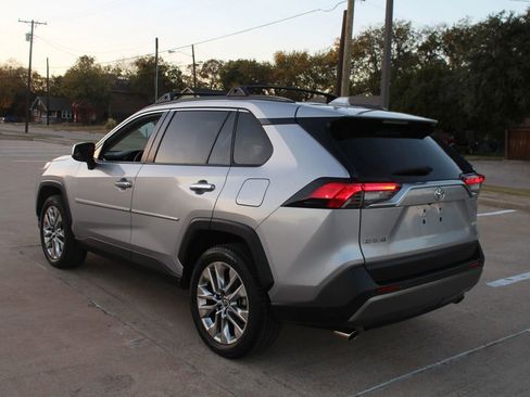 Used 2019 Toyota RAV4 Limited image 12