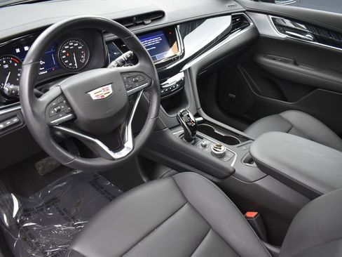 Used 2024 Cadillac XT6 Premium Luxury w/ Technology Package image 12