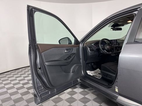 Used 2023 Nissan Rogue SV image 16