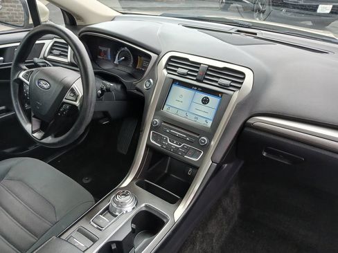 Used 2018 Ford Fusion SE w/ Fusion SE Technology Package image 14