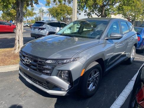 Used 2025 Hyundai Tucson SE image 2