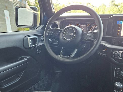 Used 2025 Jeep Gladiator Sport AWD/4WD image 9