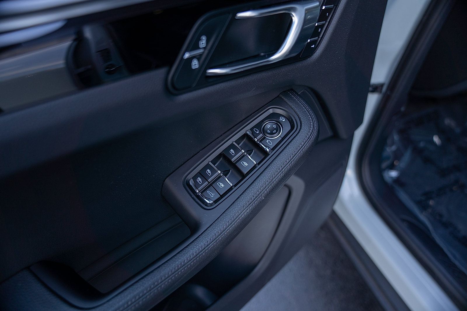 Certified 2023 Porsche Macan AWD/4WD image 17