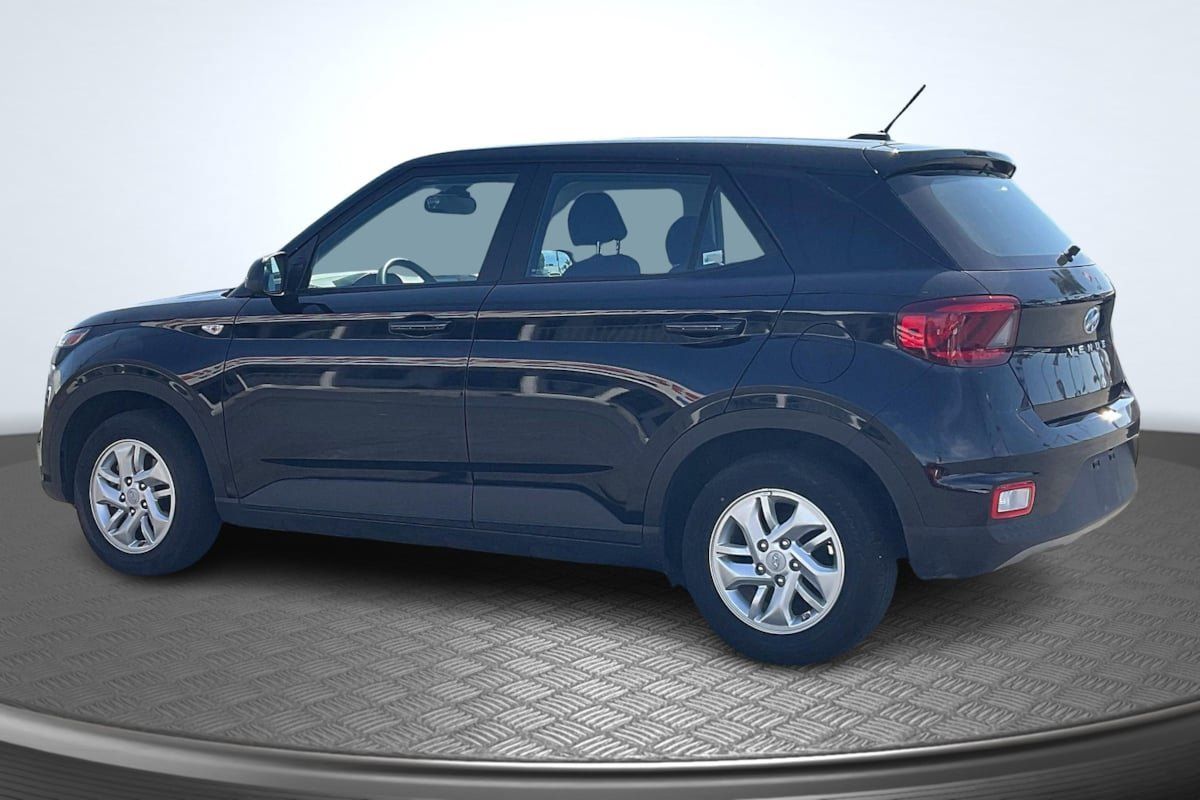 Used 2024 Hyundai Venue SE FWD image 2