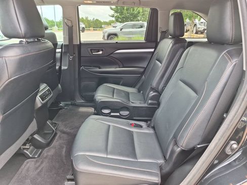Used 2017 Toyota Highlander XLE FWD image 34