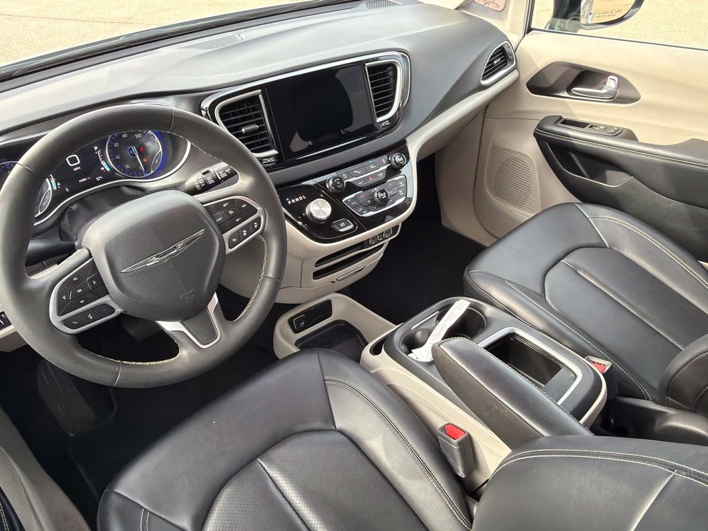 Used 2024 Chrysler Pacifica Touring-L FWD image 15