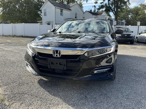 Used 2018 Honda Accord Touring image 2