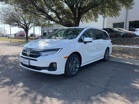 New 2026 Honda Odyssey Touring image 3
