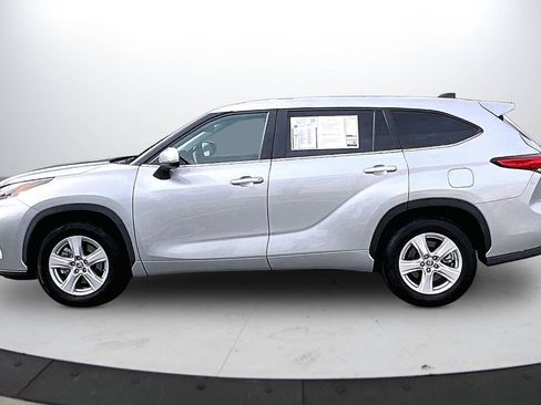 Used 2023 Toyota Highlander LE image 6