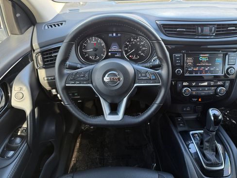 Used 2022 Nissan Rogue Sport SL FWD image 12