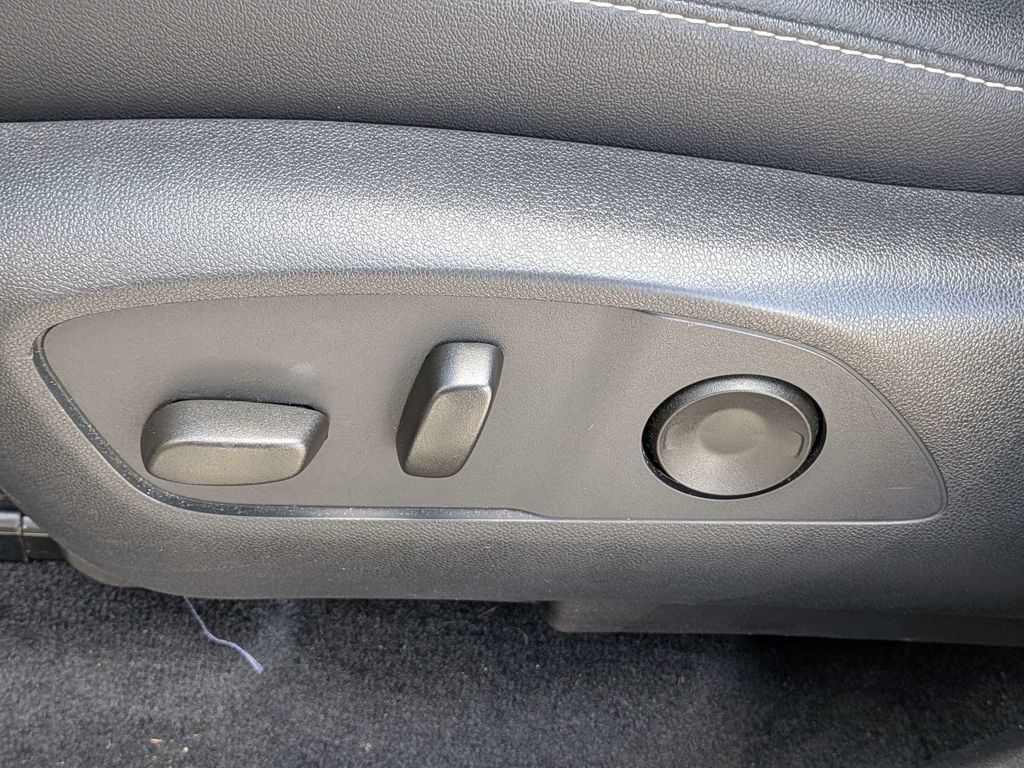 Used 2025 Chevrolet Traverse LT FWD image 20