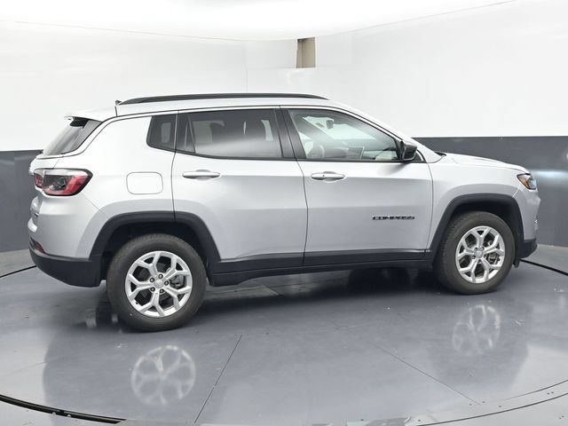 Used 2024 Jeep Compass Latitude AWD/4WD image 3