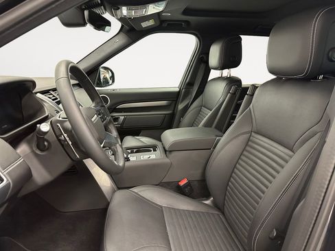 Used 2024 Land Rover Discovery Dynamic SE image 9