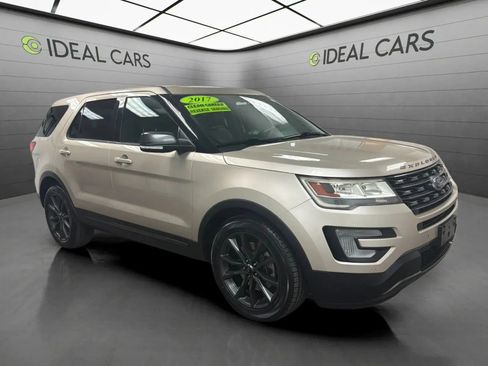 Used 2017 Ford Explorer XLT w/ Equipment Group 202A FWD image 3