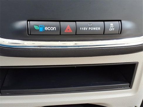 Used 2016 Chrysler Town & Country Touring w/ Driver Convenience Group image 19