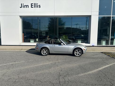 Used 2006 MAZDA MX-5 Miata Touring RWD image 2