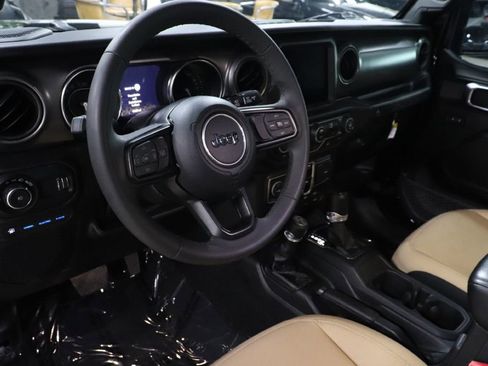 Used 2023 Jeep Wrangler Unlimited w/ Sun & Screen Package image 10