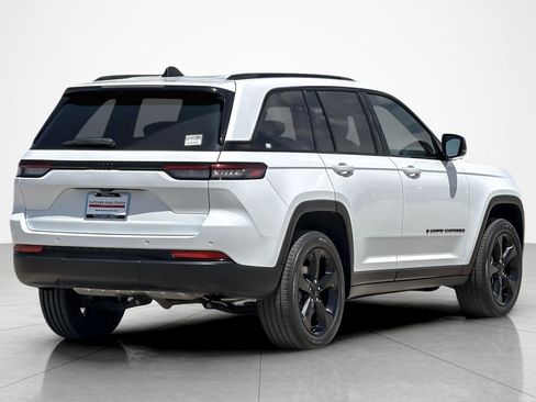 Used 2023 Jeep Grand Cherokee Altitude RWD image 5