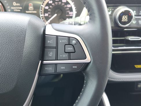 Used 2023 Toyota Highlander XLE FWD image 32