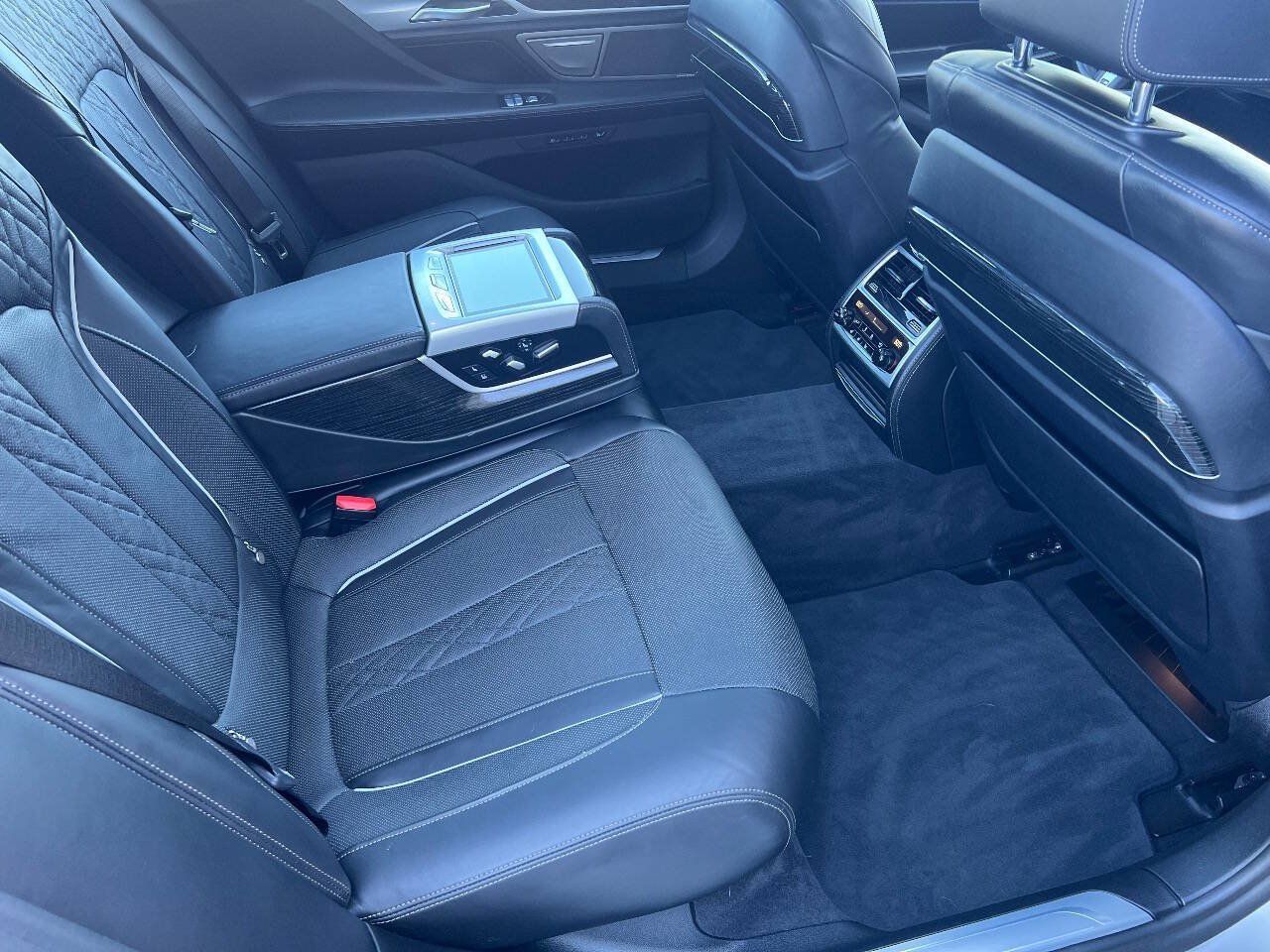 Used 2020 BMW 750i xDrive w/ Executive Package AWD/4WD image 19