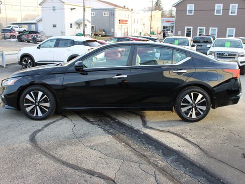 Used 2021 Nissan Altima 2.5 SV w/ SV Premium Package image 2