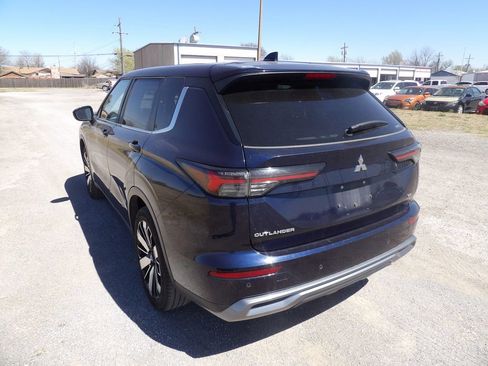 Used 2025 Mitsubishi Outlander SE image 9