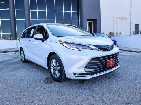Certified 2023 Toyota Sienna Limited FWD image 5