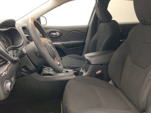 Used 2021 Jeep Cherokee Latitude FWD image 17