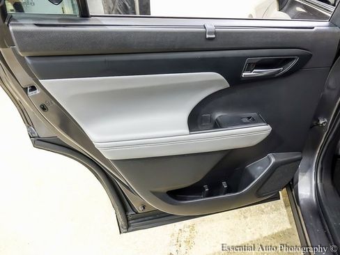 Used 2022 Toyota Highlander XLE image 21