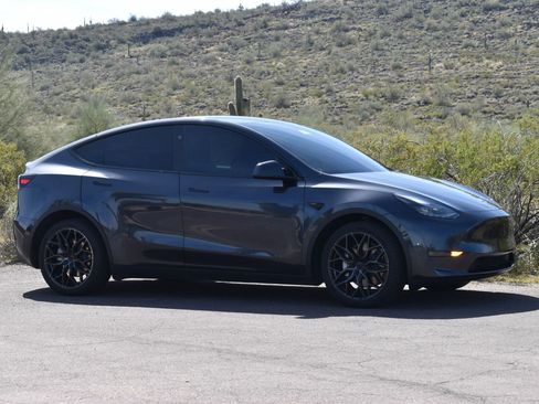 Used 2024 Tesla Model Y Long Range image 3