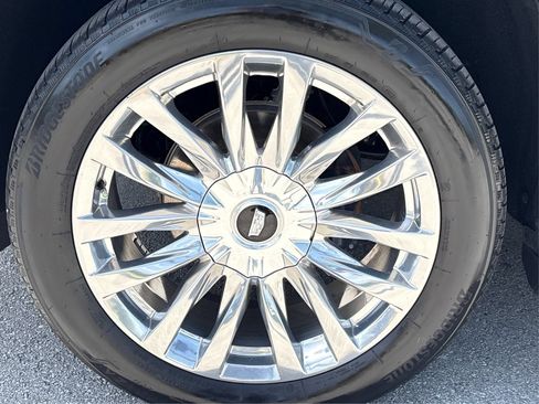 Used 2024 Cadillac Escalade Premium Luxury AWD/4WD image 13
