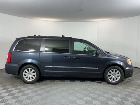 Used 2013 Chrysler Town & Country Touring image 4