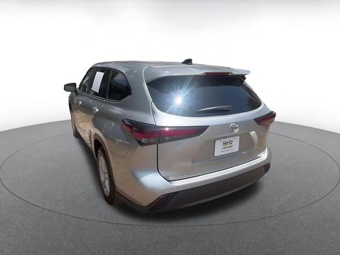 Used 2025 Toyota Highlander LE FWD image 11