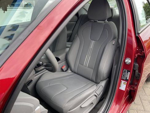 Used 2024 Hyundai Elantra SEL FWD image 13
