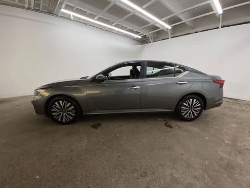 Used 2023 Nissan Altima 2.5 SV image 3