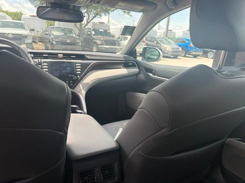 Used 2020 Toyota Camry XLE FWD image 18