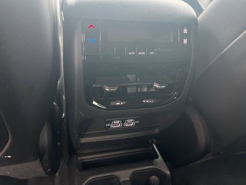 Used 2023 Jeep Grand Cherokee L Laredo image 11