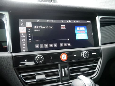 Used 2025 Porsche Macan image 12