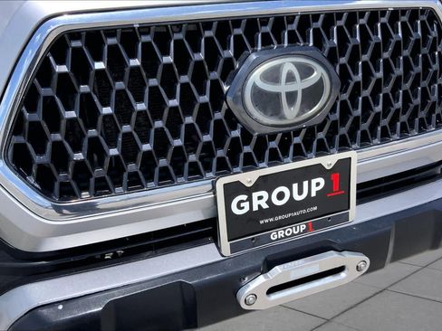 Used 2018 Toyota Tacoma TRD Off-Road w/ Technology Package AWD/4WD image 29