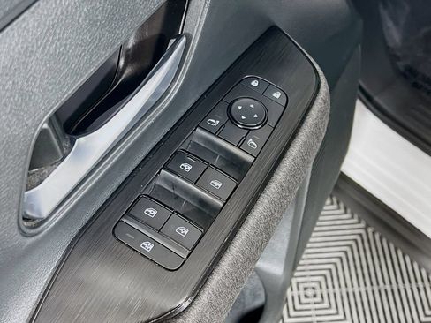 Used 2025 Nissan Kicks SV AWD/4WD image 29