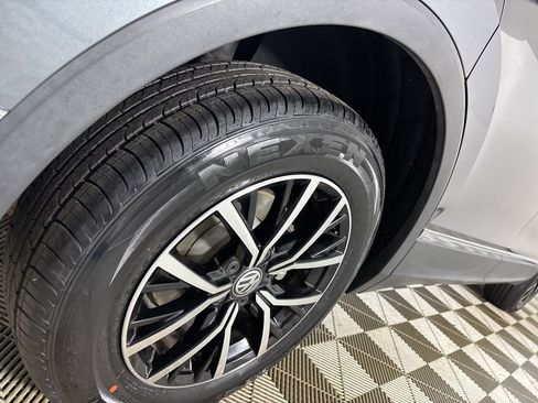 Used 2021 Volkswagen Tiguan SE image 32