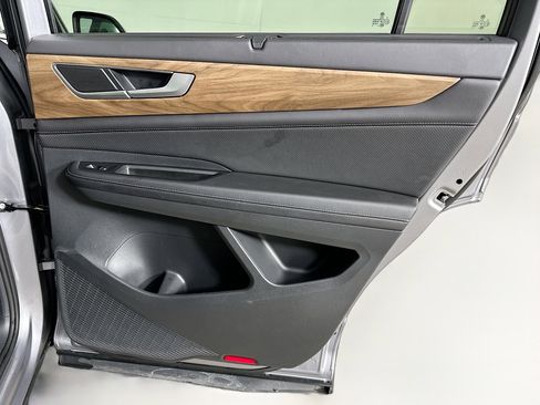 Used 2025 Volkswagen Atlas SE image 31