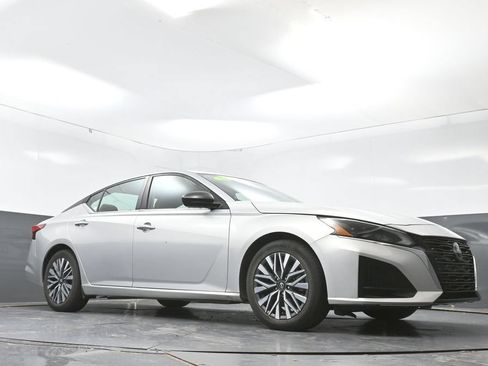 Used 2024 Nissan Altima 2.5 SV FWD image 49