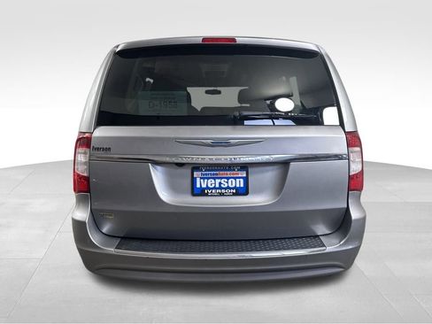 Used 2016 Chrysler Town & Country Touring image 10
