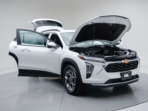 Used 2025 Chevrolet Trax LT FWD image 16