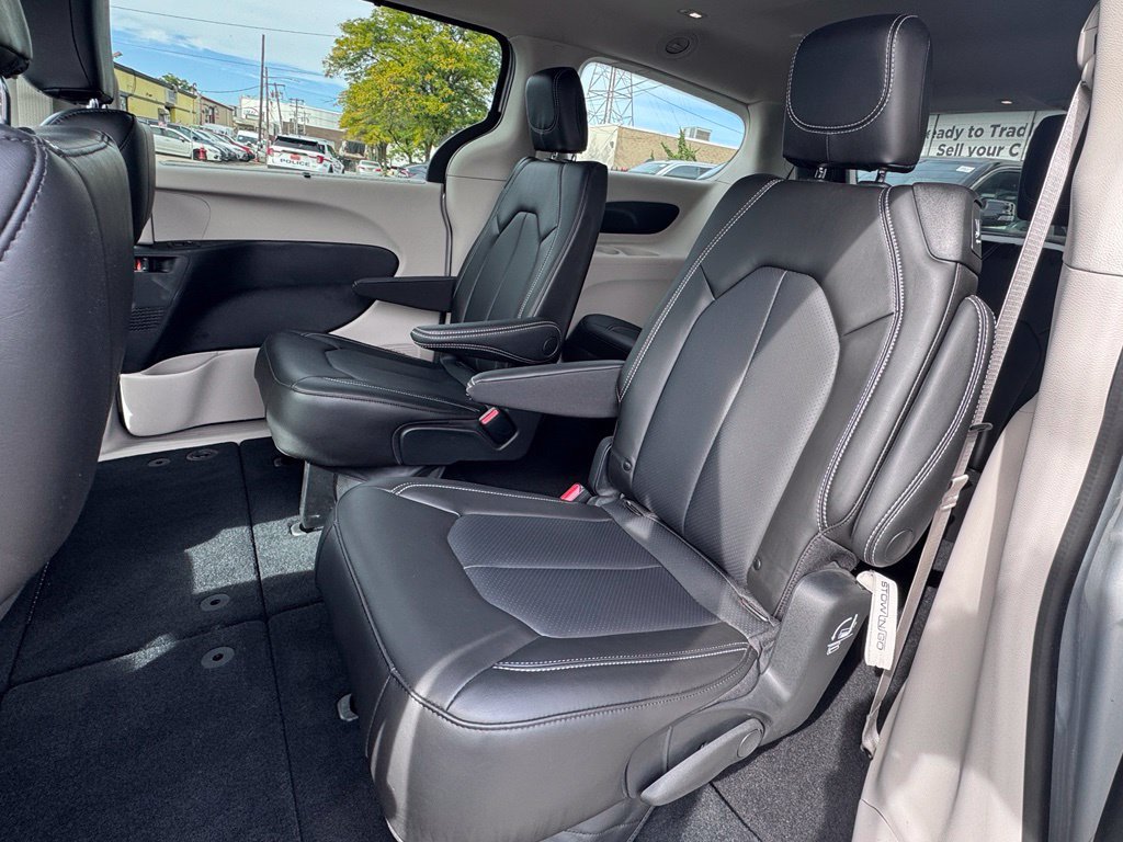 Used 2023 Chrysler Pacifica Touring-L FWD image 18