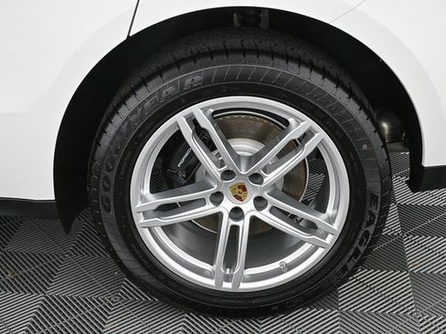 Certified 2025 Porsche Macan AWD image 37