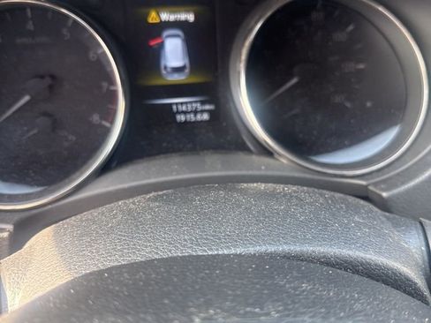 Used 2016 Nissan Rogue SV image 2