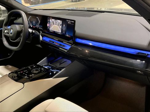 Used 2024 BMW 540i xDrive w/ Convenience Package image 14