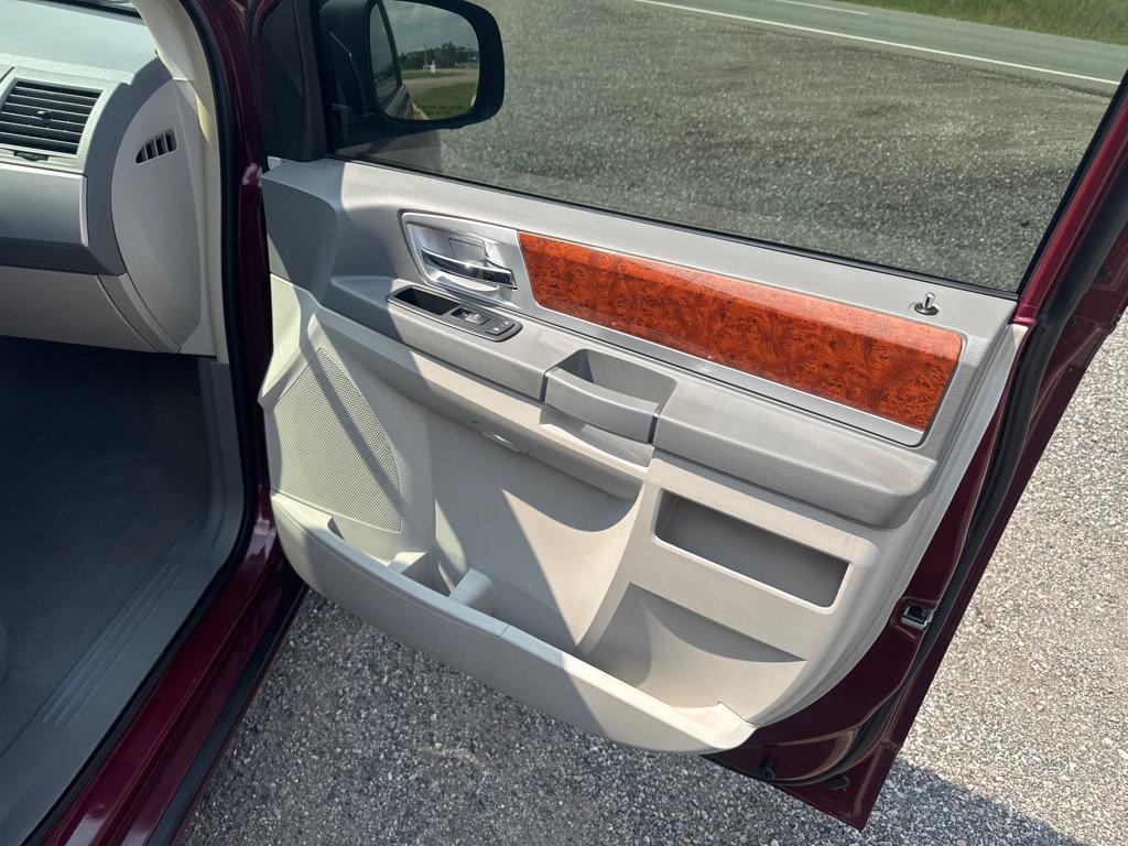 Used 2009 Chrysler Town & Country Touring FWD image 24